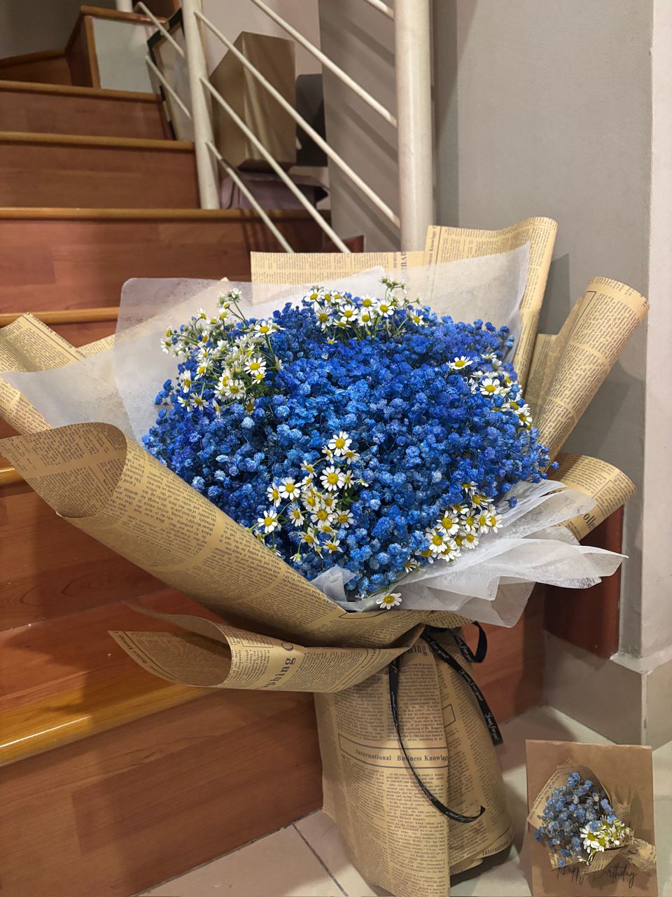 L Size Baby Breath + Matricaria bouquet (Newspaper wrapping) 大束满天星+小洋菊花束