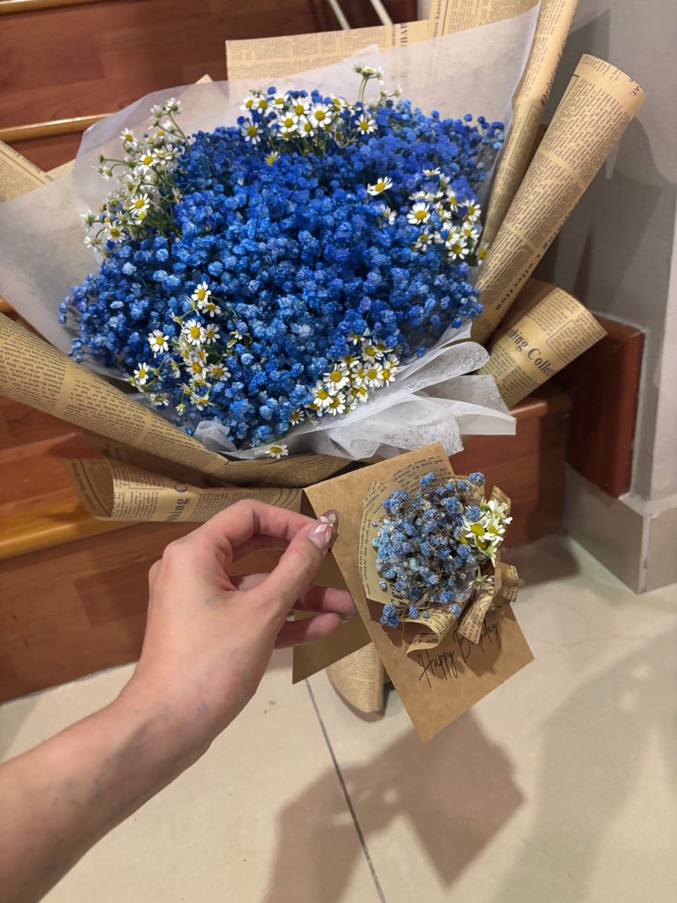 L Size Baby Breath + Matricaria bouquet (Newspaper wrapping) 大束满天星+小洋菊花束