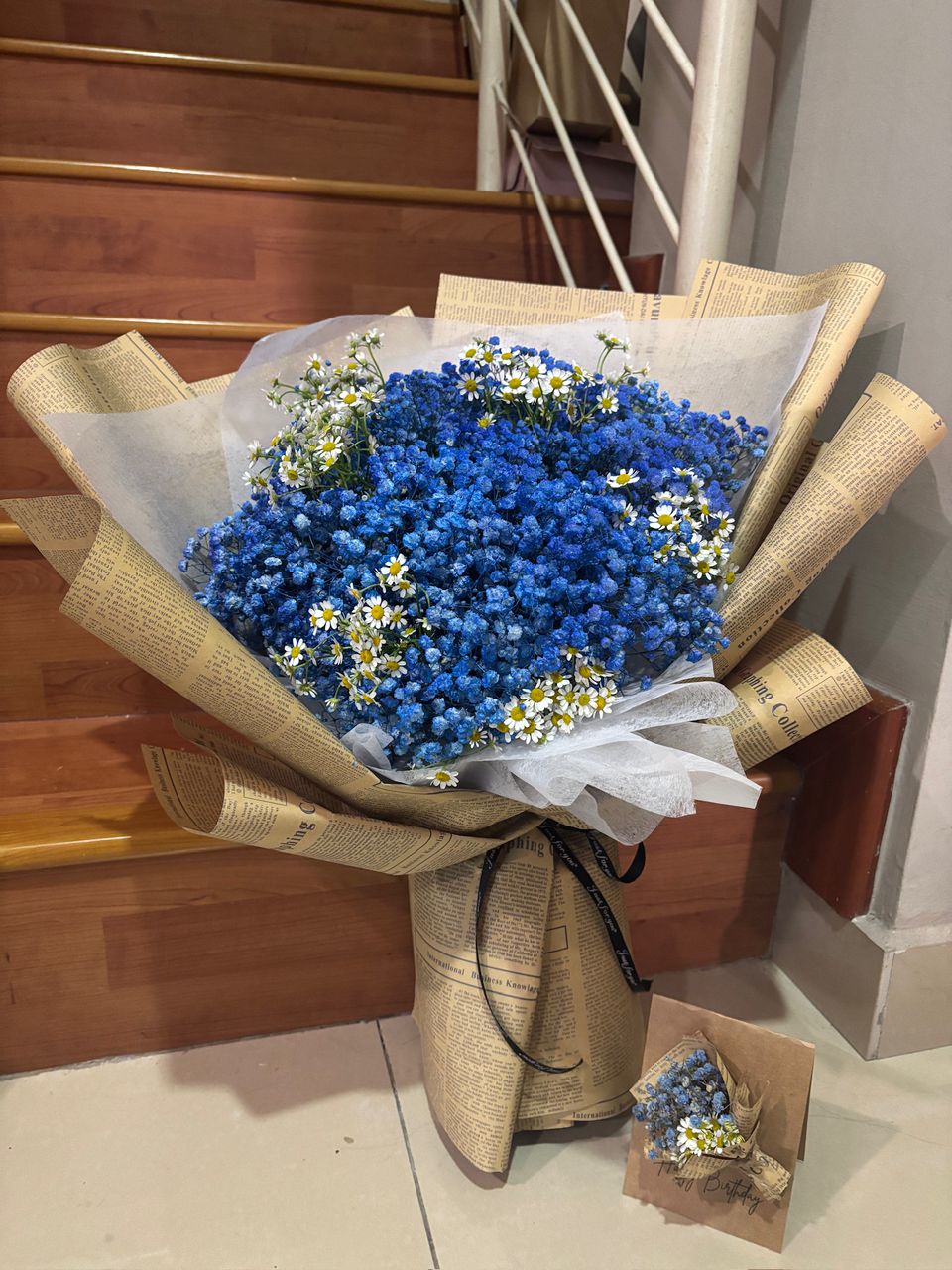 L Size Baby Breath + Matricaria bouquet (Newspaper wrapping) 大束满天星+小洋菊花束