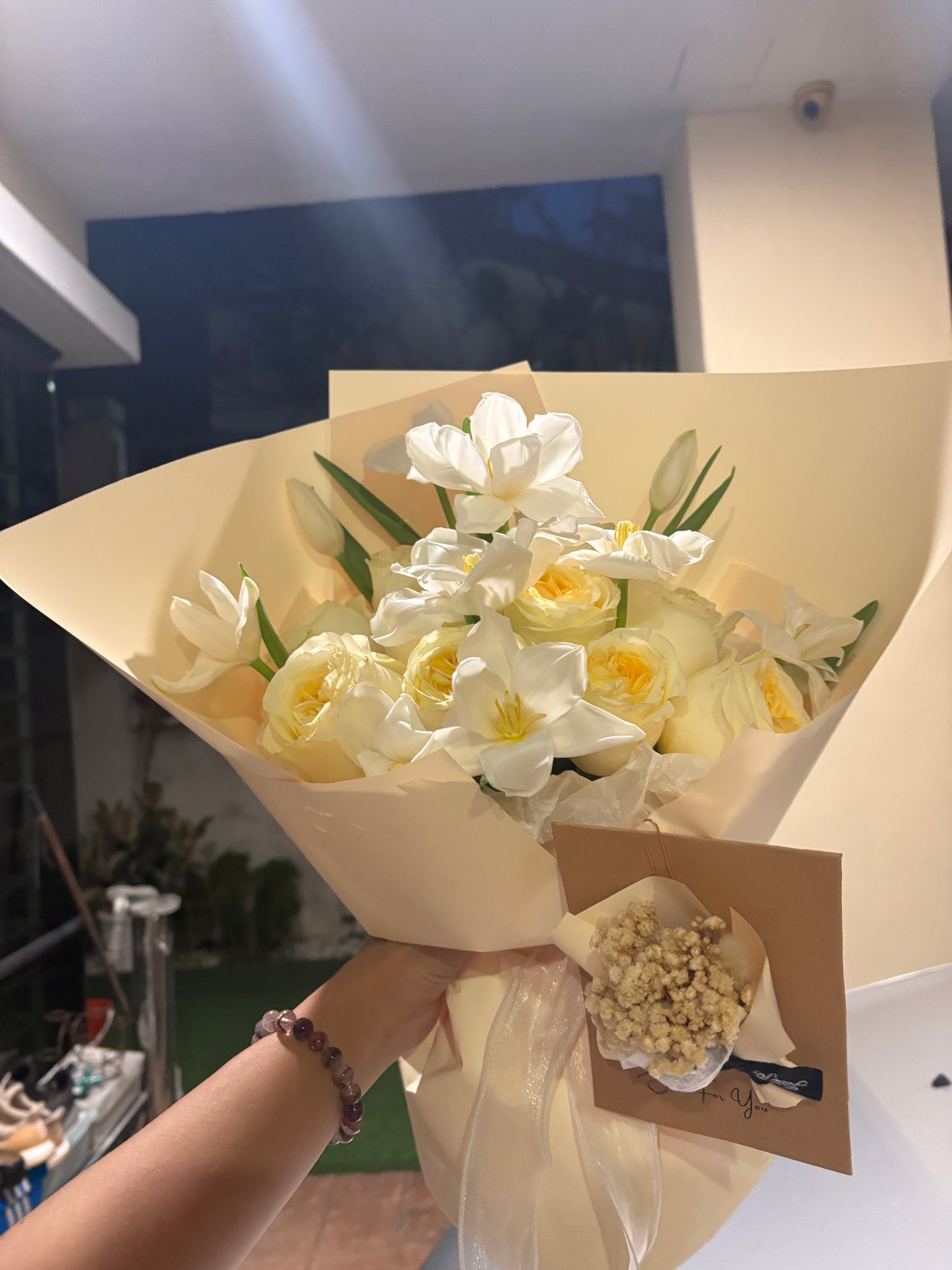 Tulip + Buttercup Roses Bouquet - M Size